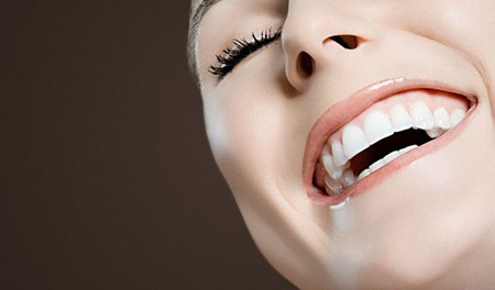 洛阳九龙口腔：瓷贴面能美白牙齿吗？